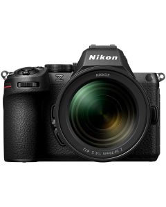 Nikon Z5 II + Z 24-70mm f/4 S -järjestelmäkamera