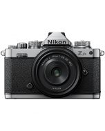 Nikon Z fc + Z 28mm f/2.8 SE -järjestelmäkamera