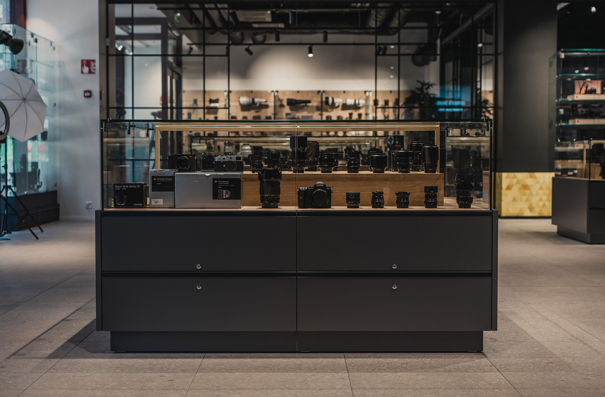 Kameraliikkeiden Suomen markkinajohtaja räätälöi yrityksille liiketoimintaa tukevia kalustoratkaisuja