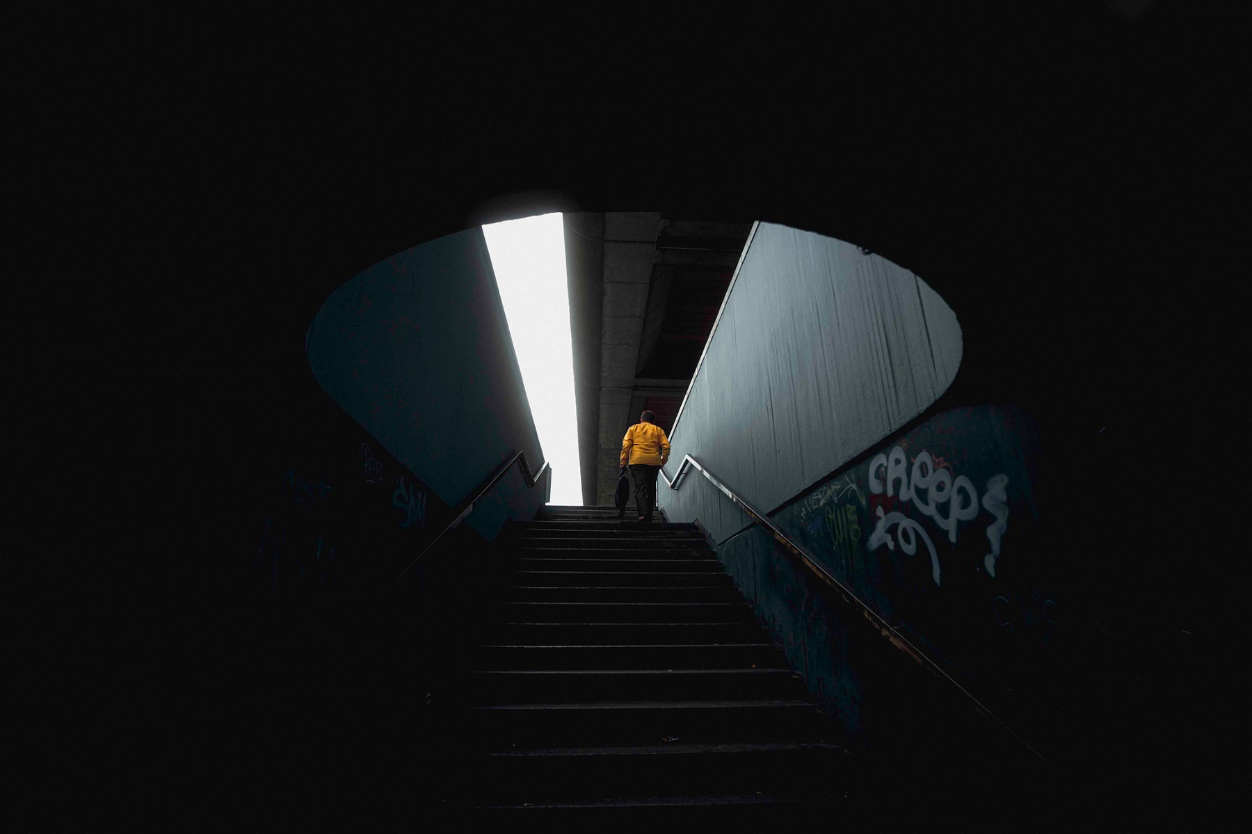 004_KELTAPAITAINENMIES