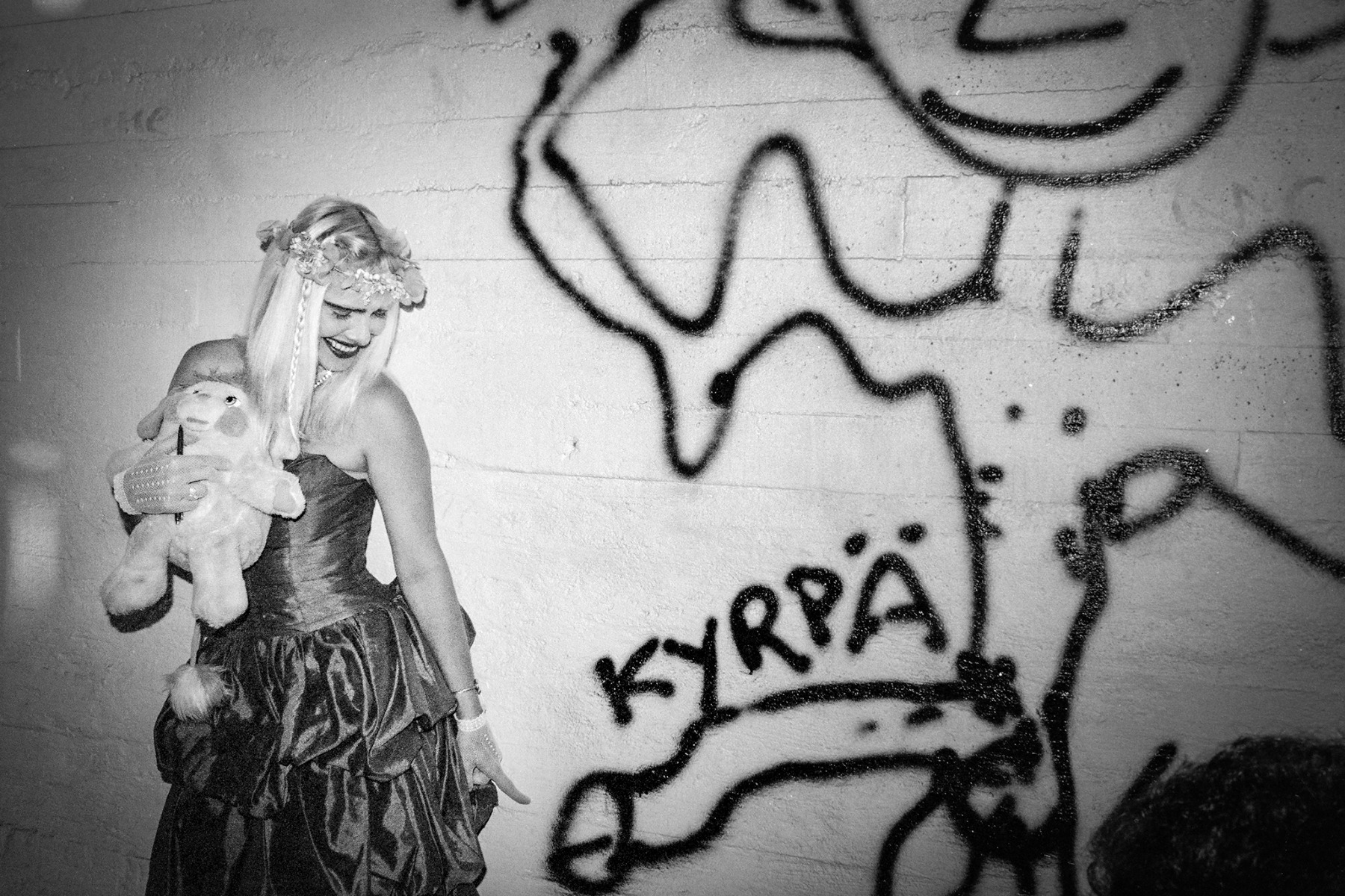 010_Cicciolina_ja_Kyrpa_Lepakkoluolan_kellarissa_1988_Helsinki_by_Night_