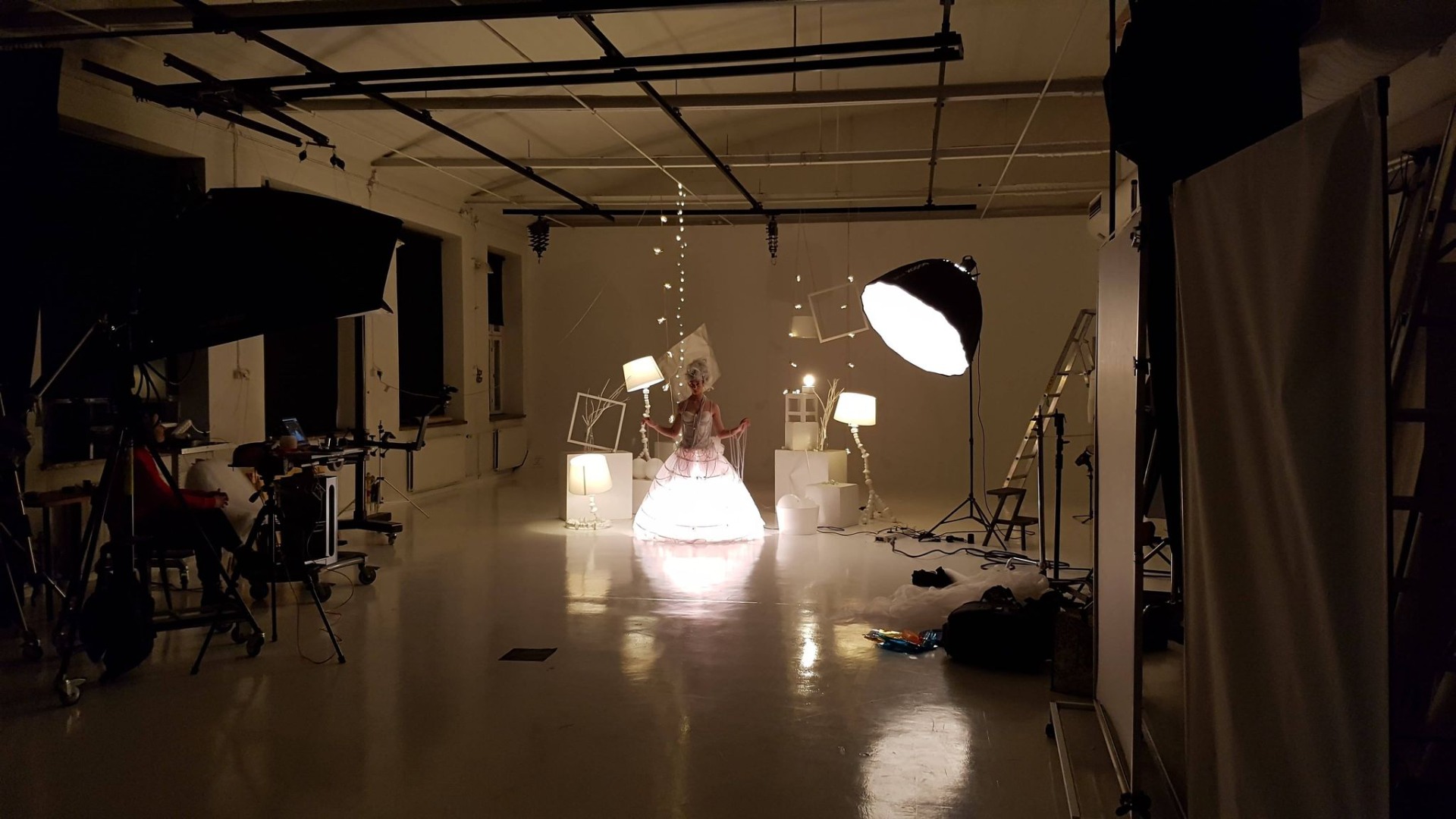 Chandelierbehindthe_scenes